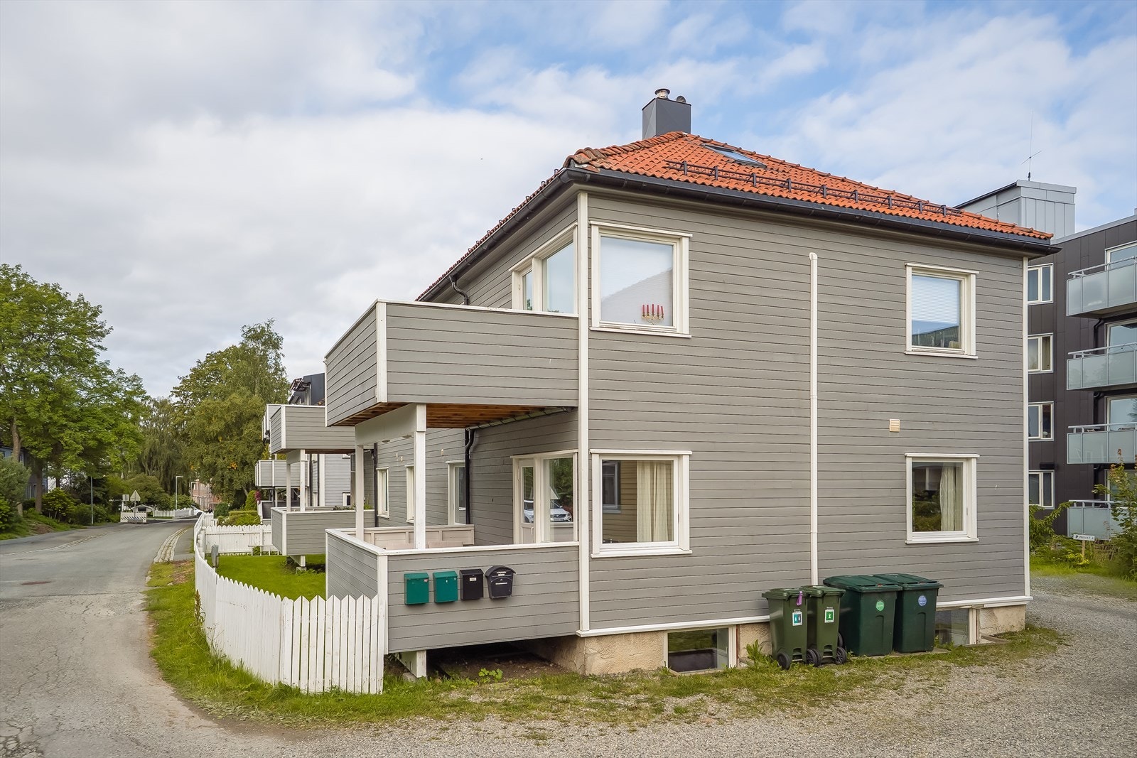 Boligen ligger i et etablert boligområde med kort vei til sentrum og Solsiden. Galleribilde