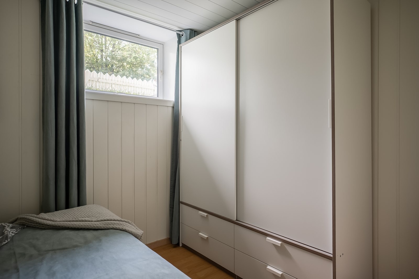 Praktisk rom med plass til både seng og oppbevaring. Galleribilde