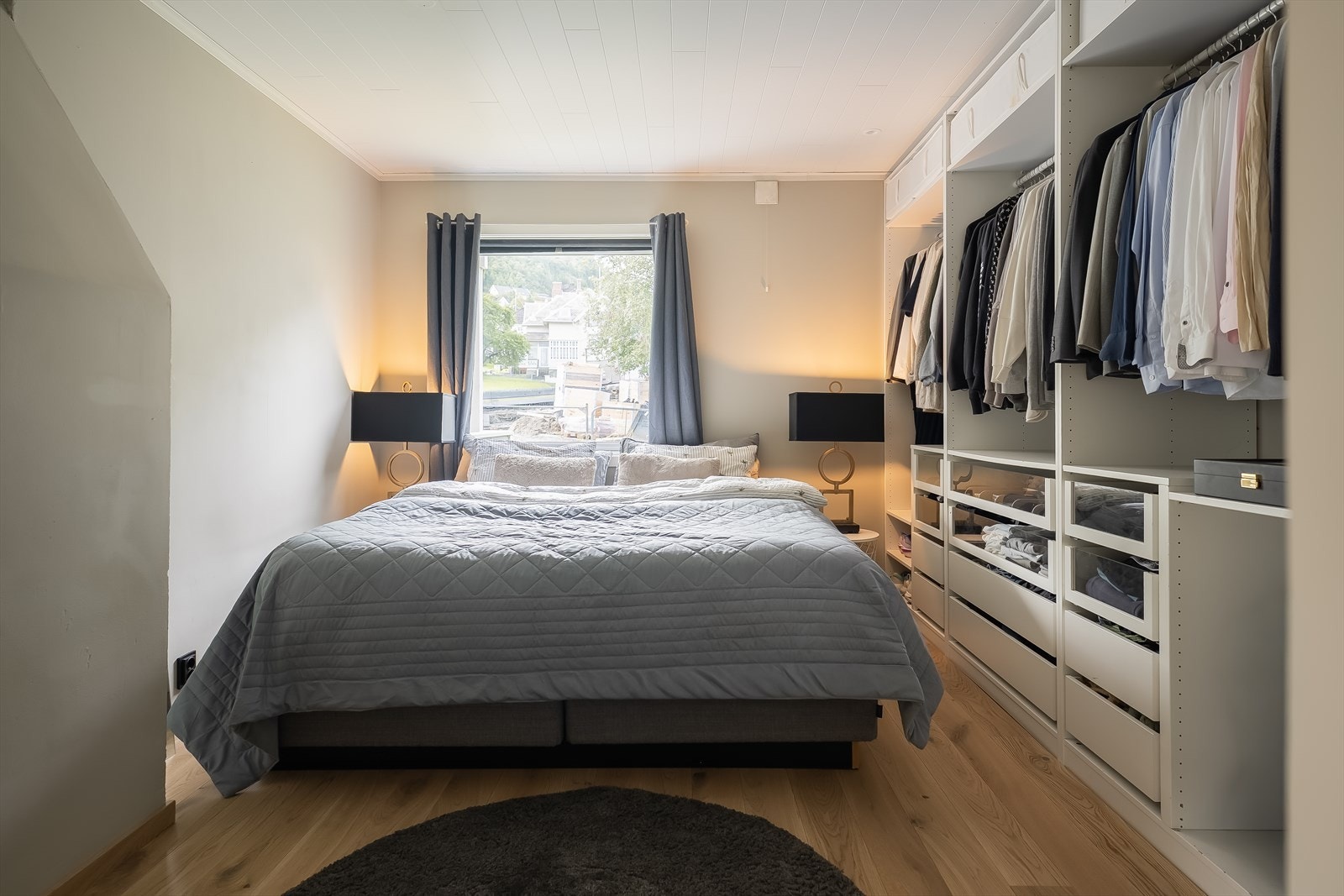 Romslig hovedsoverom på ca. 13,1 m² med plass til dobbeltseng og garderobeløsning. Galleribilde