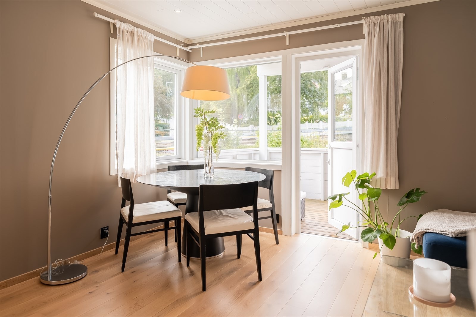 Spiseplassen er plassert ved vinduene og nyter godt av dagslyset. Galleribilde