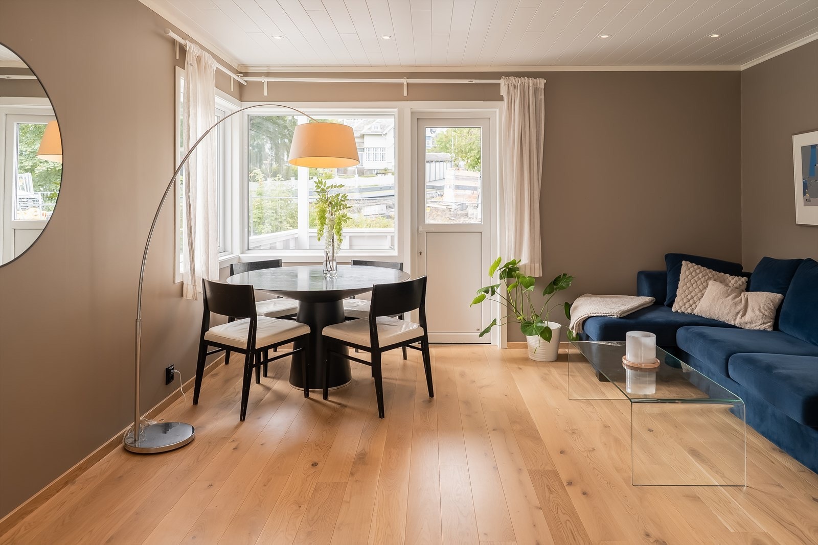 Boligen strekker seg over 94 m² og to plan. Det er totalt 4 soverom og 2 bad - perfekt for storfamilien. Galleribilde