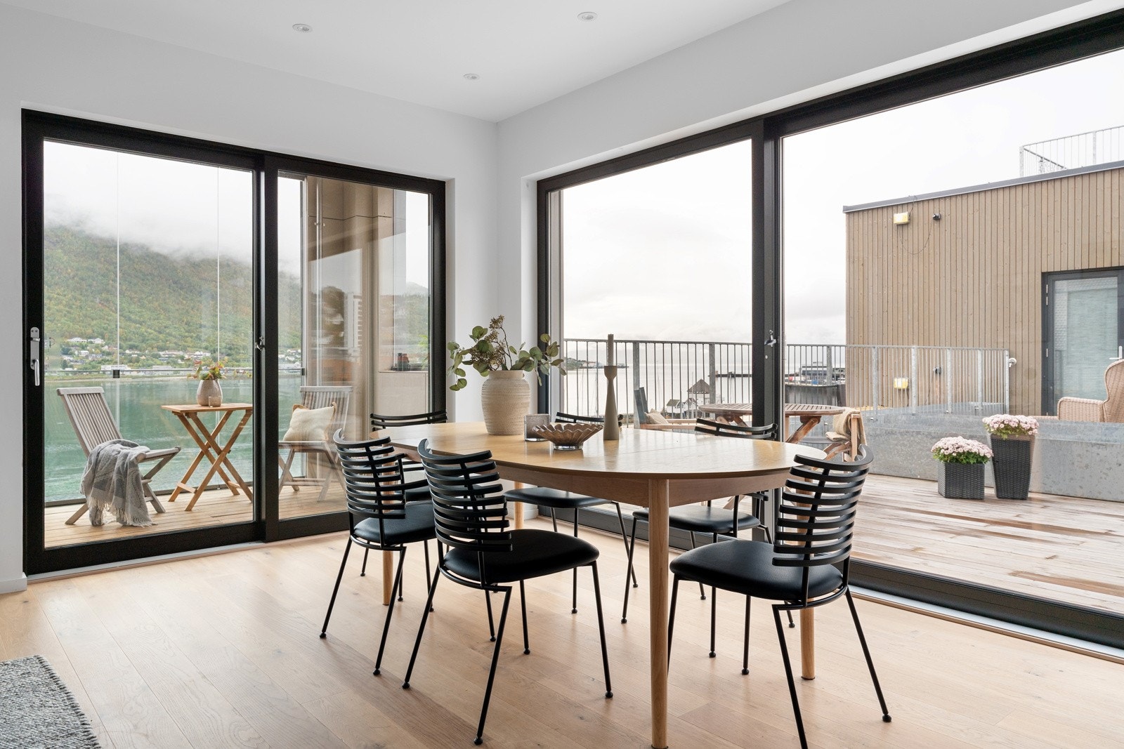 Spiseplassen har sin naturlige plassering like ved kjøkkenet. Her er det god plass langbord hvor man kan samles til middager med venner og familie