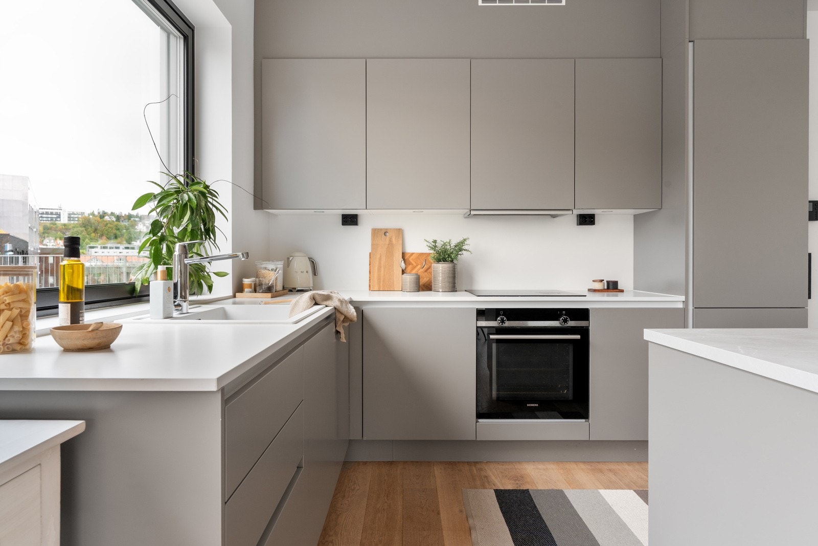 Leiligheten er ferdigstilt i 2022 og holder en gjennomgående moderne standard over det hele!