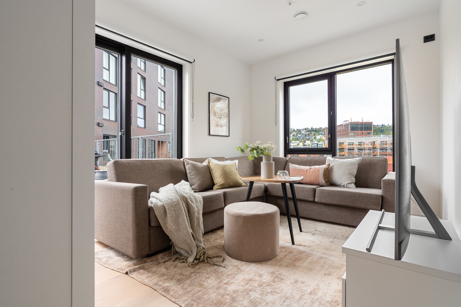 Soverom 3 med walk-in-garderobe som gir rikelig med oppbevaringsplass, samt utgang til terrasse. Et perfekt tv-stue eller rom til ungdommen?