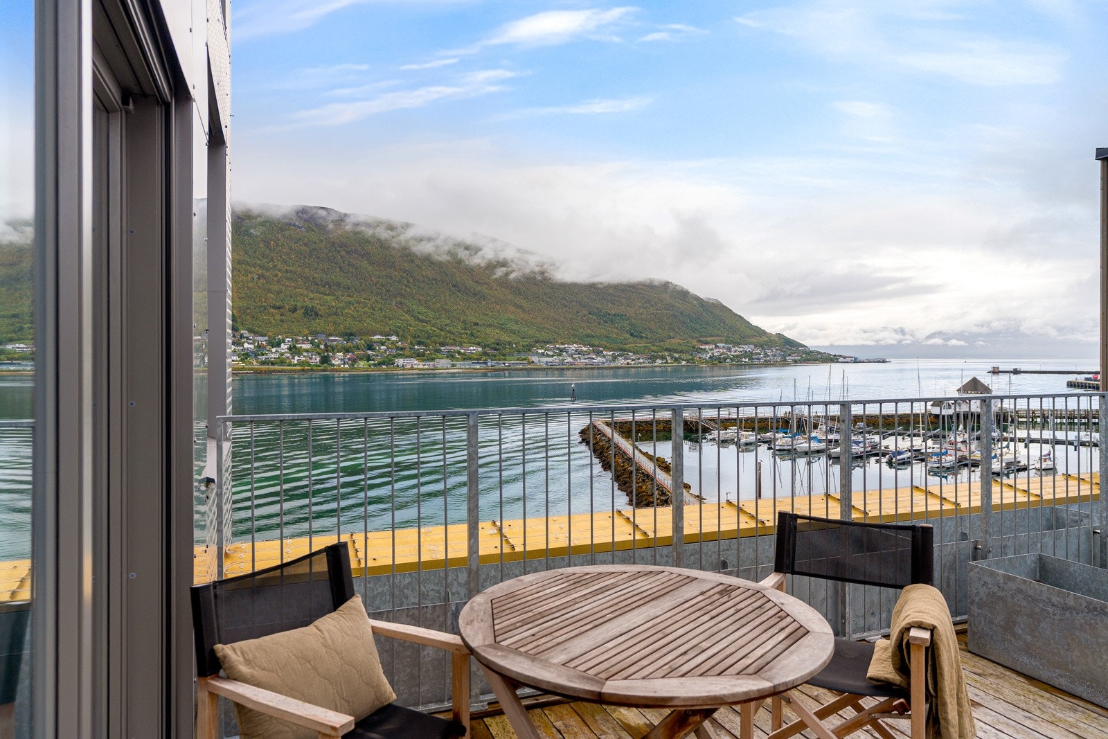 To balkonger, 45 kvm terrasse og nydelig havutsikt, som tilfører leiligheten en kvalitet som sjelden lar seg kombinere med en så sentral beliggenhet.