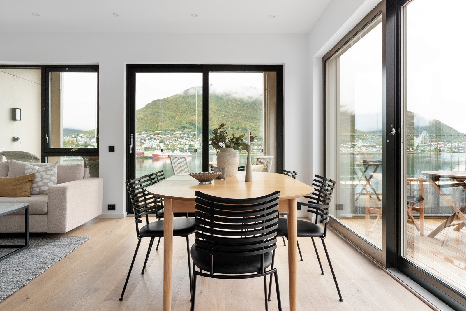 Fra stue er det utgang til både innglasset balkong og en stor privat terrasse!
