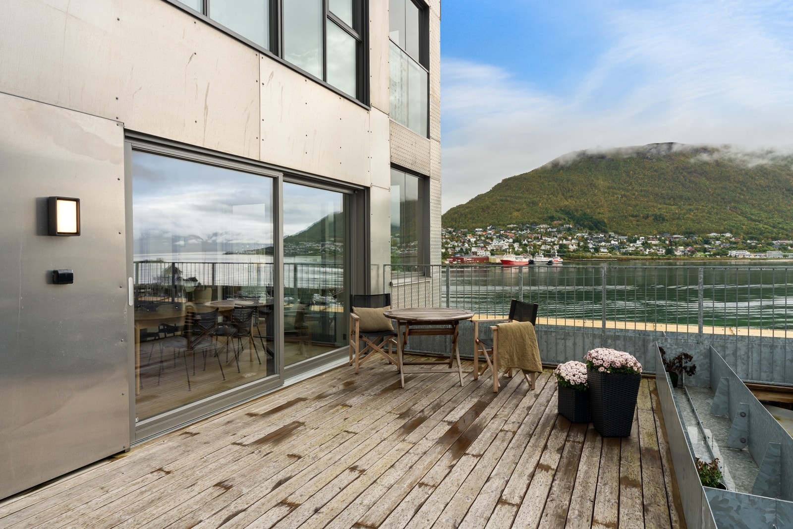 Leiligheten ligger i 4. etasje og byr på nydelig utsikt og hele 60 m² uteareal, fordelt på privat takterrasse på 45 m², balkong og innglasset balkong