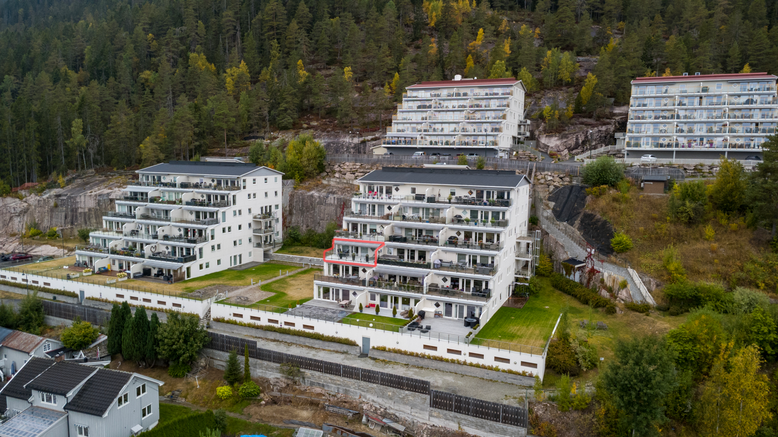 Boligen har en idyllisk beliggenhet i et etablert og attraktivt boligområde. Galleribilde