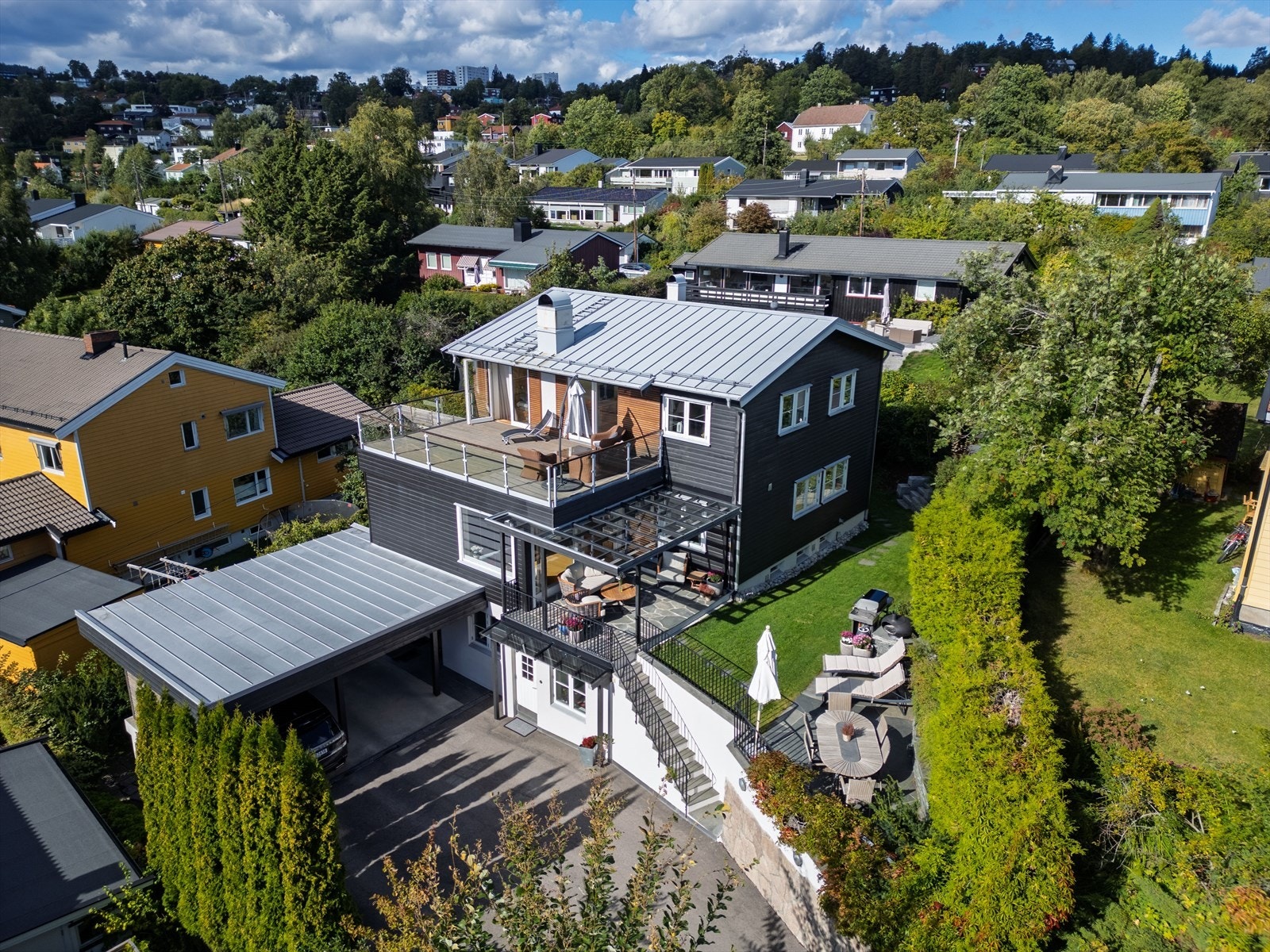 Boligen er bygget om og pusset opp med fokus på å utnytte arealet til det fulle. Her finner du gjennomtenkte løsninger og en meget god planløsning. Galleribilde
