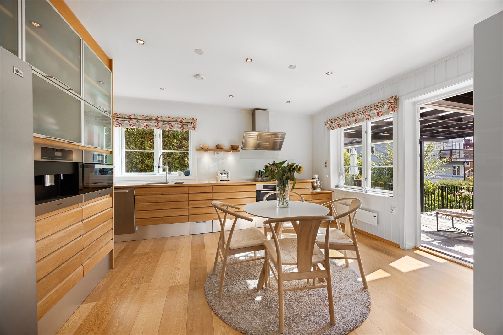 Stort kjøkken fra 2012. Stor del av interiøret er levert av Lindahl Design AS. Kjøkkenet er heltre eik. Galleribilde