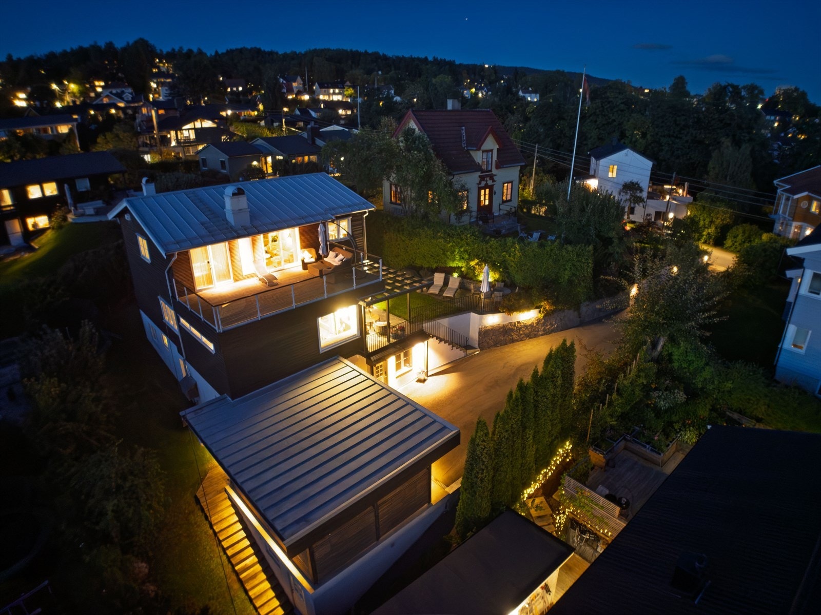 Det er montert varmekabler og utebelysning i oppkjørselen under ombyggingen av boligen i 2012. Galleribilde