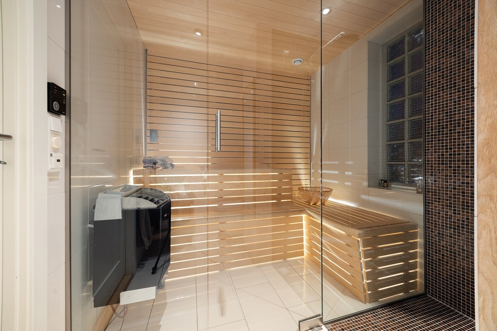 Baderomsmøbler i 1. og 2. etg er også levert av Lindahl Design AS. Badstuen er laget for hånd i heltre osp. Galleribilde