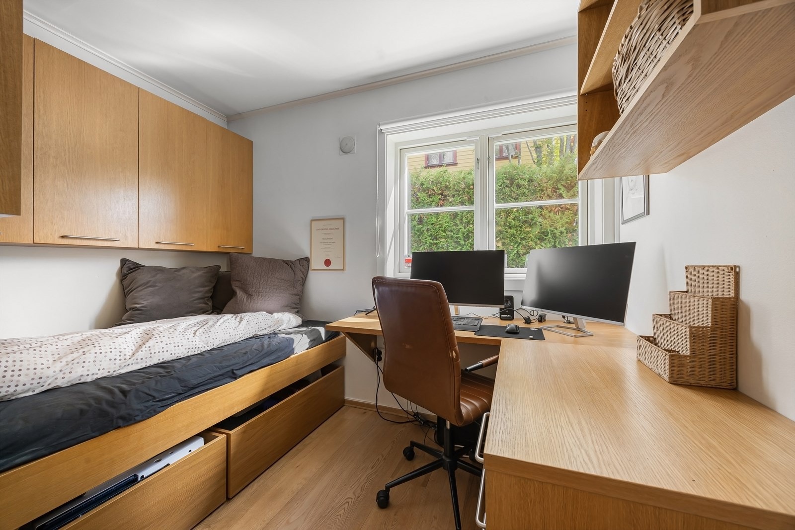 Huset er delt opp med en hoveddel, samt en godkjent hybeldel. For hoveddelen er det totalt 6 mulige soverom å velge mellom. Dette rommet er fra 1. etasje som benyttes som kontor/ gjesterom. Galleribilde