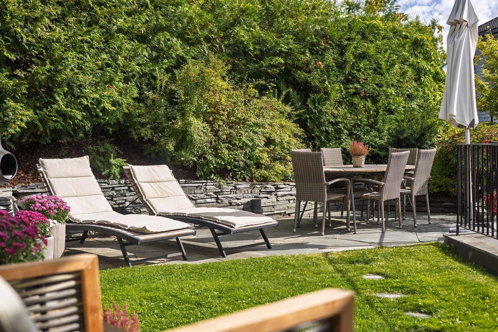 Det er flere koselige uteområder til eiendommen som bla. markterrasse direkte ut fra stuen og kjøkkenet, samt en herlig takterrasse fra 2. etasje. Galleribilde