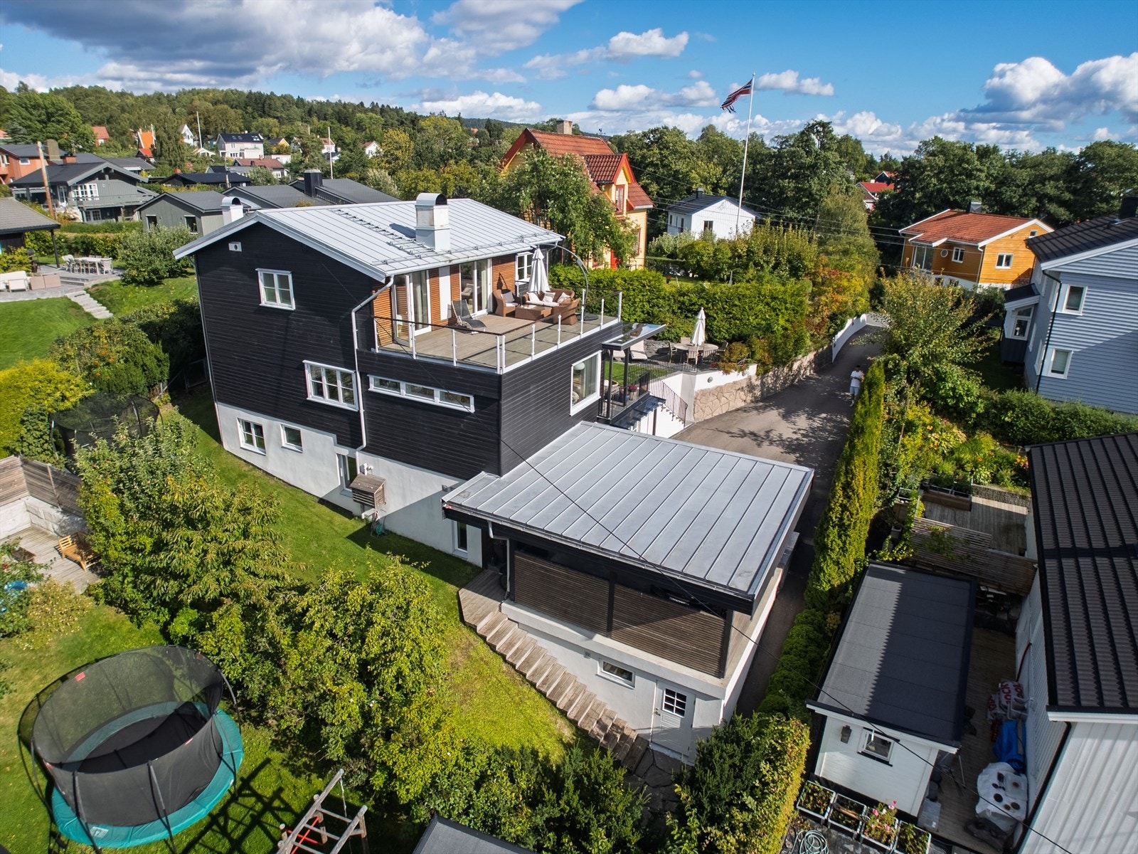 Huset var opprinnelig oppført i 1966, men tilbygget, påbygget og pusset opp i 2012. Galleribilde