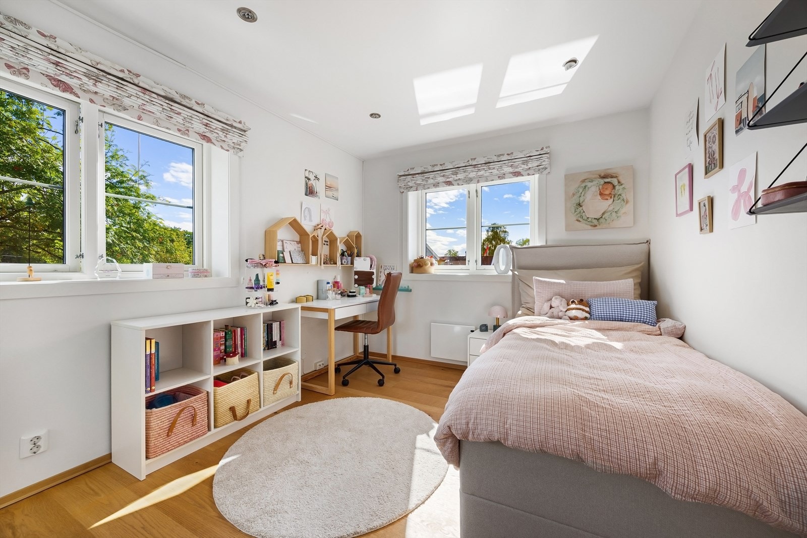 Det er totalt 3 soverom, loftstue og bad i 2. etasjen. I tillegg har du utgang til takterrassen og videre opp til råloftet hvor du finner det tekniske anlegget for det balanserte ventilasjonsanlegget. Galleribilde