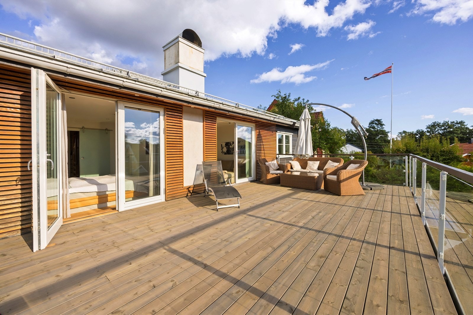 Imponerende takterrasse på hele 32 kvm. Gjennomgående bruk av eikespiler på takterrassen, inngangspartiet og ved carport er også levert fra Svenneby sag. Galleribilde