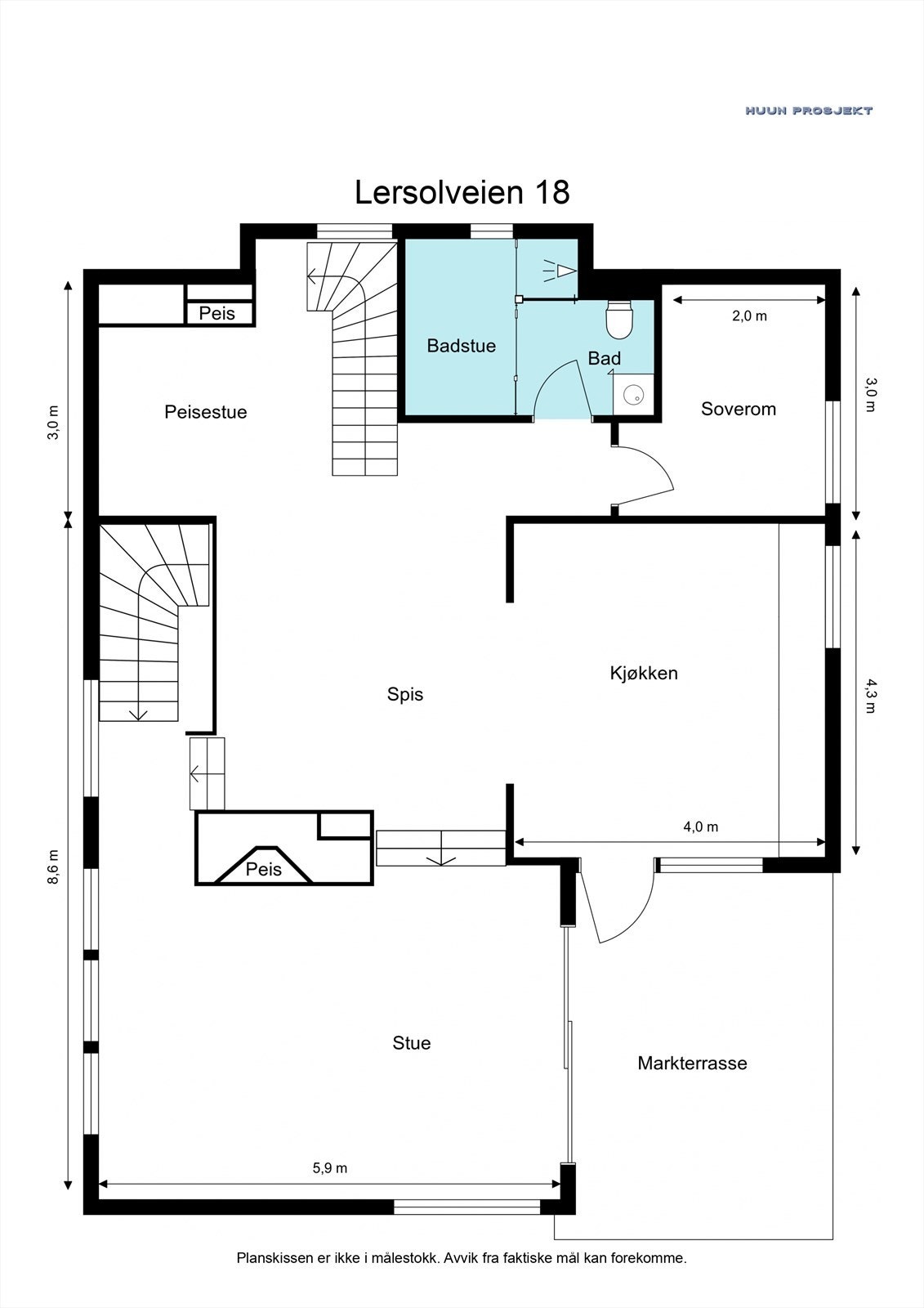 1. etasje (BRA-i: 98 m²): Romslig og sosial oppholdsetasje med stor stue, peisestue, spiseplass og kjøkken, samt soverom, bad og badstue. Direkte utgang fra både stue og kjøkken til den flotte, overbygde markterrassen. Galleribilde