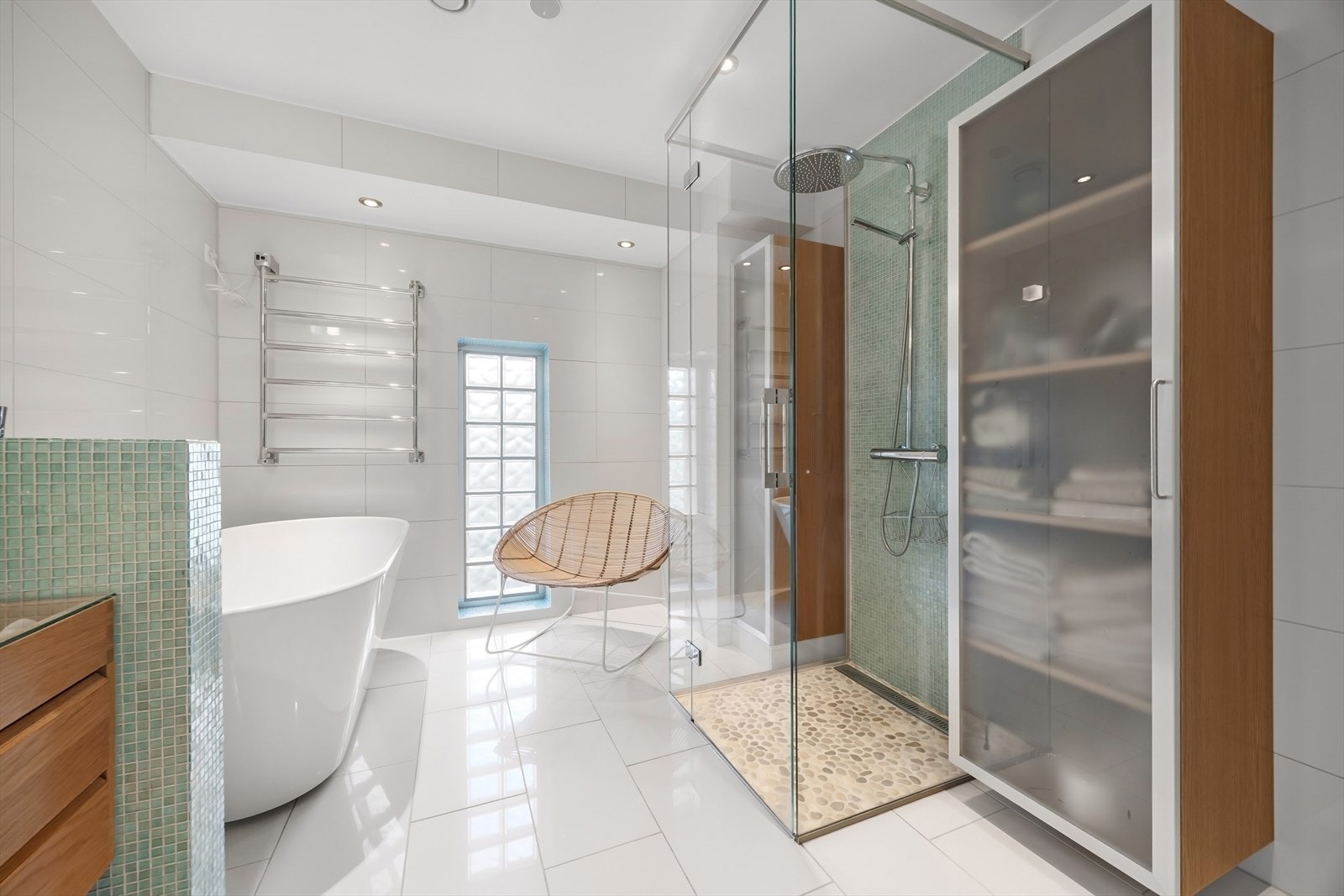 Badet er lyst og romslig med glassbyggersten som slipper inn naturlig lys Galleribilde