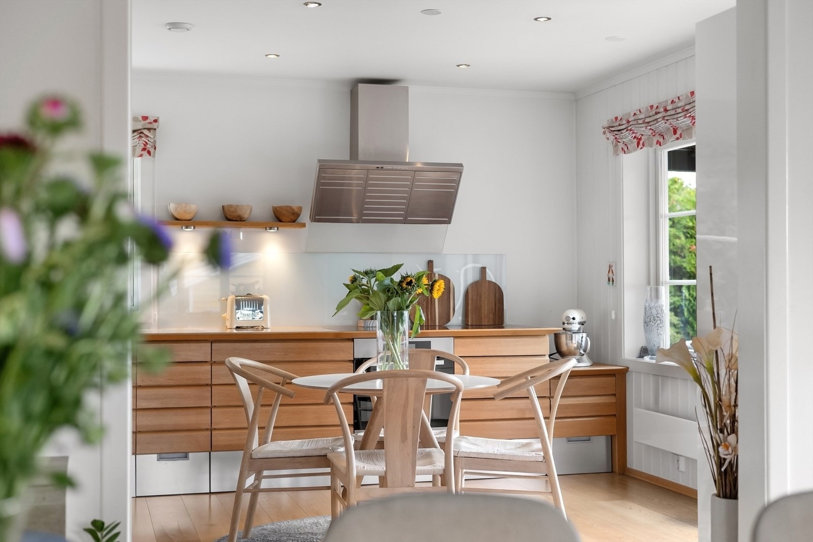 Meget pent snekkerbygget kjøkken med fronter i eik fra Lindahl Design AS. Galleribilde