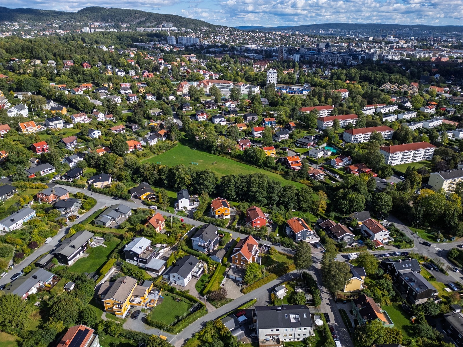 Boligen har en nydelig og tilbaketrukket beliggenhet på Nordberg. Det er en kort og trygg gangvei til Tåsen skole, m.m. Galleribilde