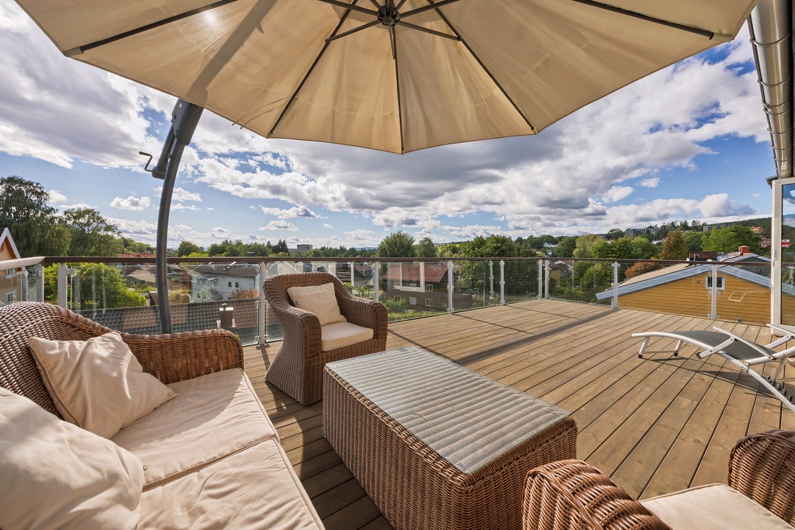 Terrassen ble pusset opp med nye terrassebord i 2026. Her kan du nyte utsikten over nabolaget og nyte lange solrike kvelder. Galleribilde