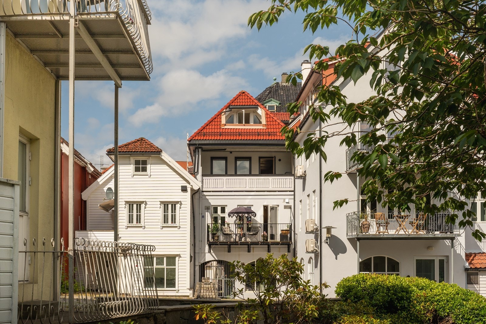 Tverrgaten 11 ligger skjermet til i Marken, midt i Bergen sentrum, men tilbaketrukket fra de travleste sentrumsgatene. Galleribilde