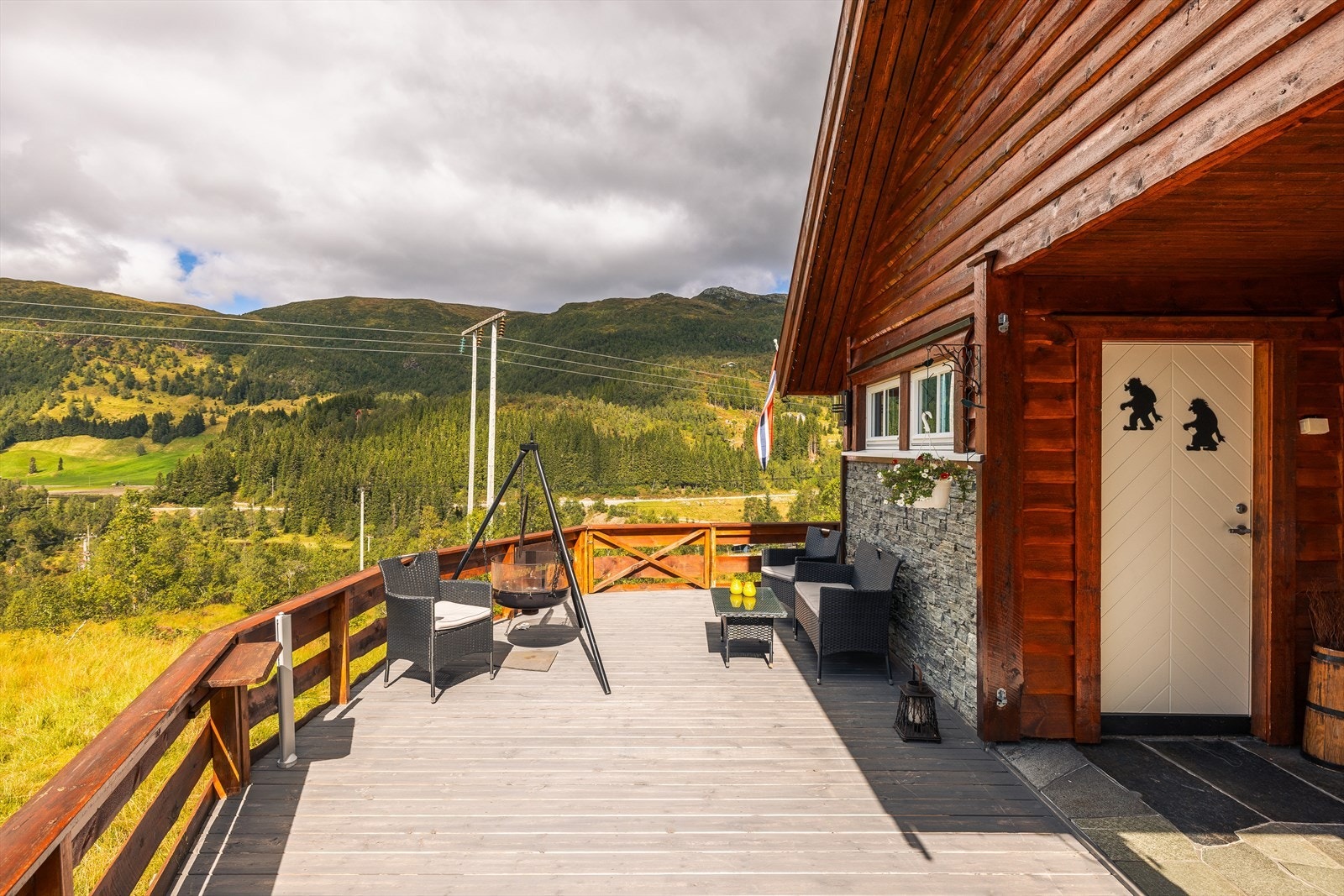 Fritidsboligen har stor terrasse/plattingsareal på ca. 82 m² oppført i trevirke. Galleribilde
