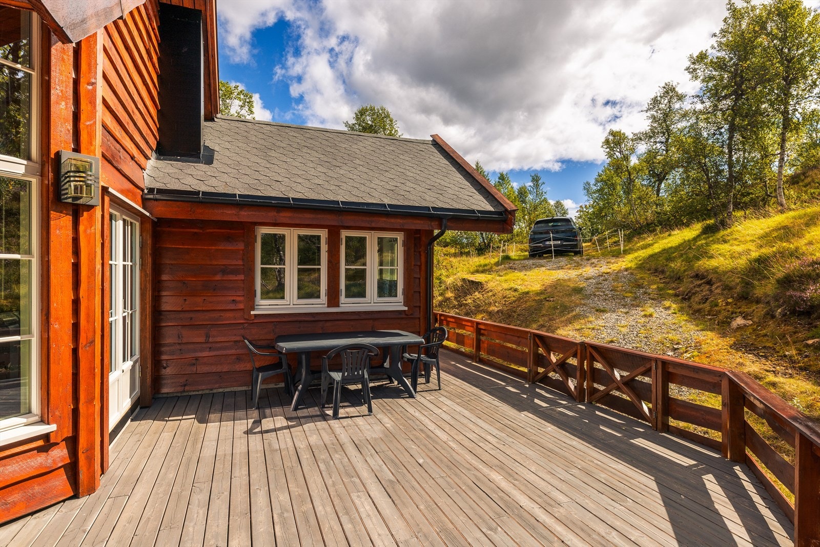 Parkering skjer på egen tomt eller på to opparbeidede parkeringsplasser eiendommen har bruksrett på. De to parkeringsplassene ligger et stykke nedenfor eiendommen. Galleribilde