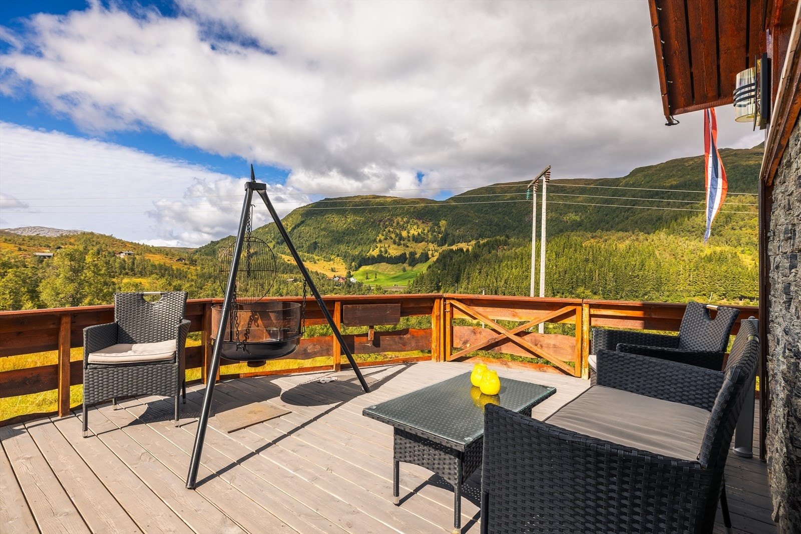 Området er kjent for sine gode turmuligheter med fjell, skog, og vann lett tilgjengelig, og er et ypperlig utgangspunkt for både aktive friluftsopplevelser og avslappende hyttedager. Galleribilde