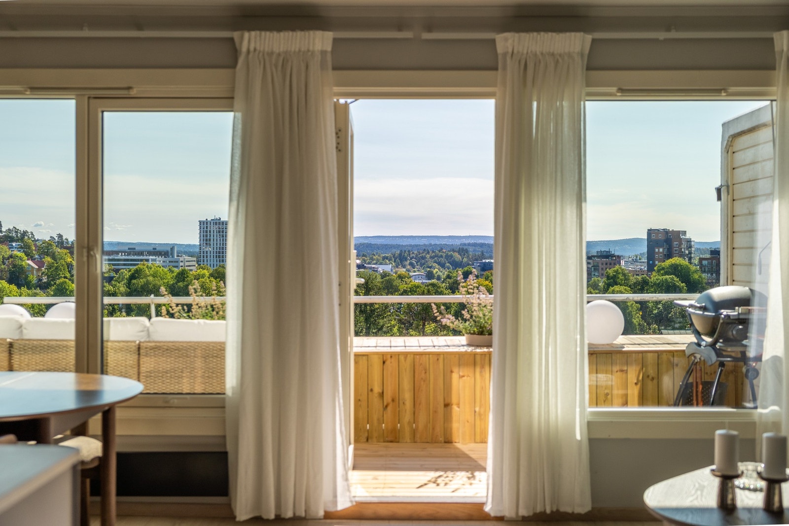 Leiligheten ligger høyt og fritt i byggets 4. etasje. Galleribilde