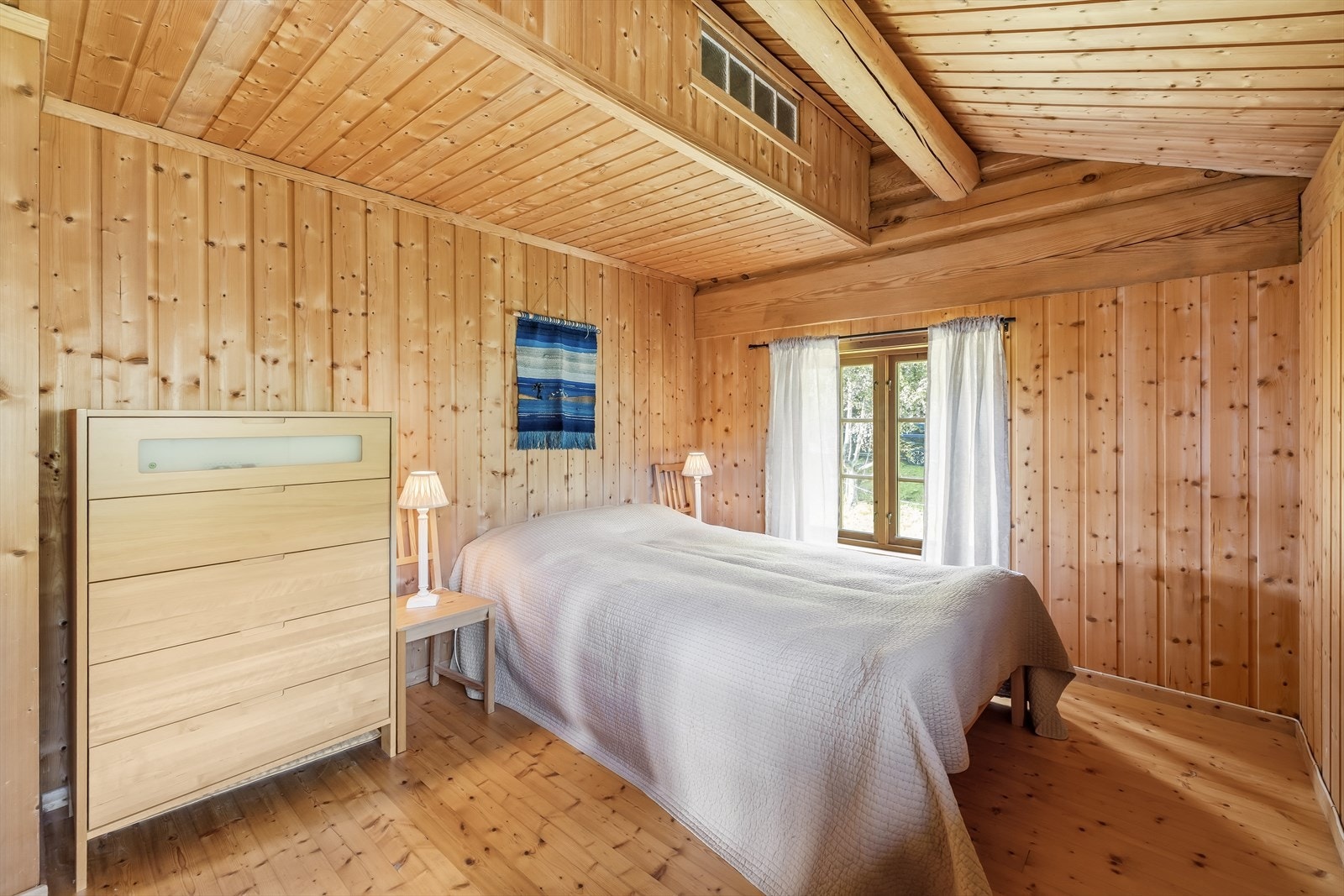 Hovedsoverommet er romslig og innbydende, med god plass til dobbeltseng, garderobeløsning og øvrig ønsket møblement. Et lunt og behagelig rom som gir en fin ramme for avslapning og gode netter. Galleribilde