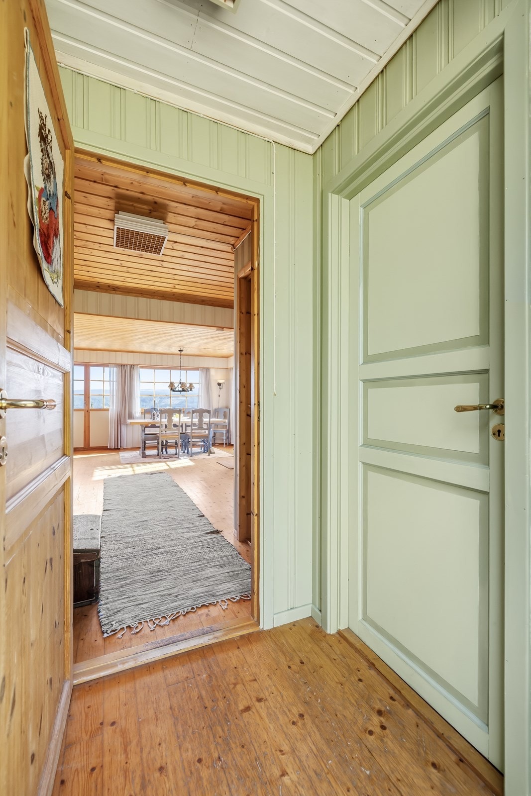 n praktisk entré ønsker deg velkommen inn i hytta. Fra entréen er det også direkte adkomst til et eget toalettrom, som gir en praktisk løsning for både familie og gjester. Galleribilde
