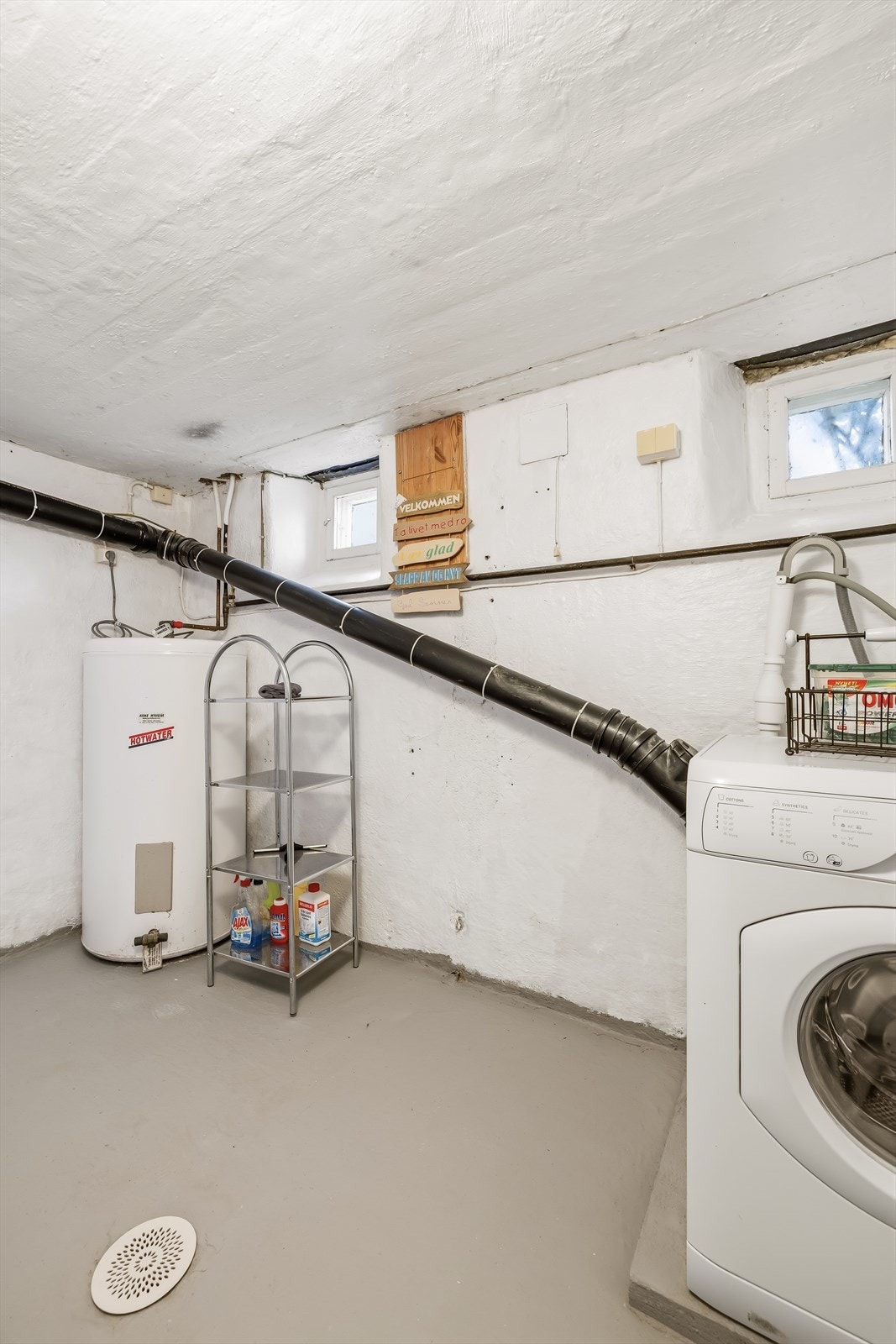 Kjelleren har et praktisk vaskerom med god plass til vaskemaskin og øvrig nødvendig utstyr. En funksjonell løsning som gjør det enkelt å holde orden på hverdagens gjøremål. Galleribilde