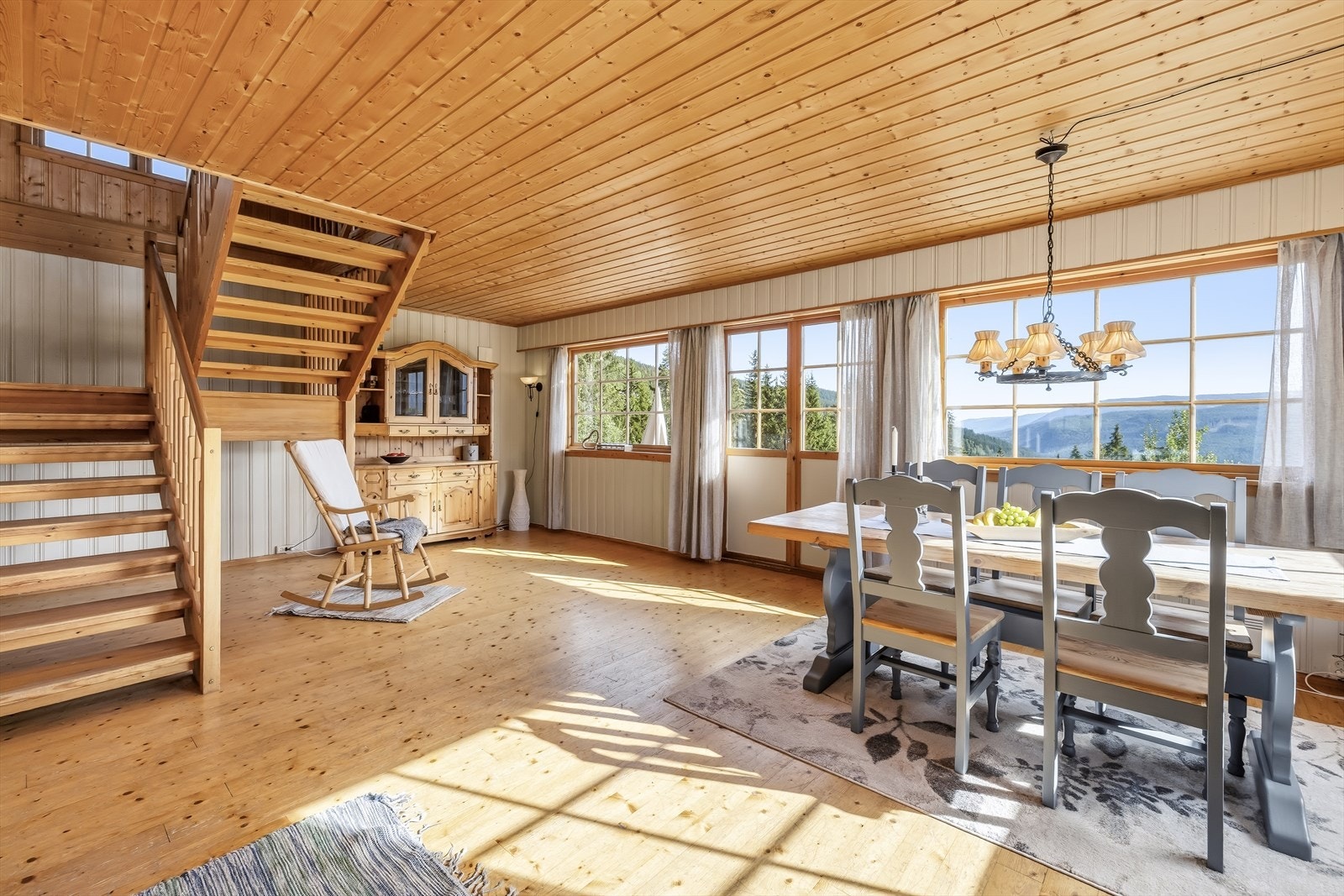 Fra stuen er det direkte utgang til en flott terrasse, som blir en naturlig forlengelse av oppholdsrommet. Her ligger det godt til rette for å nyte fine sommerdager utendørs. Galleribilde