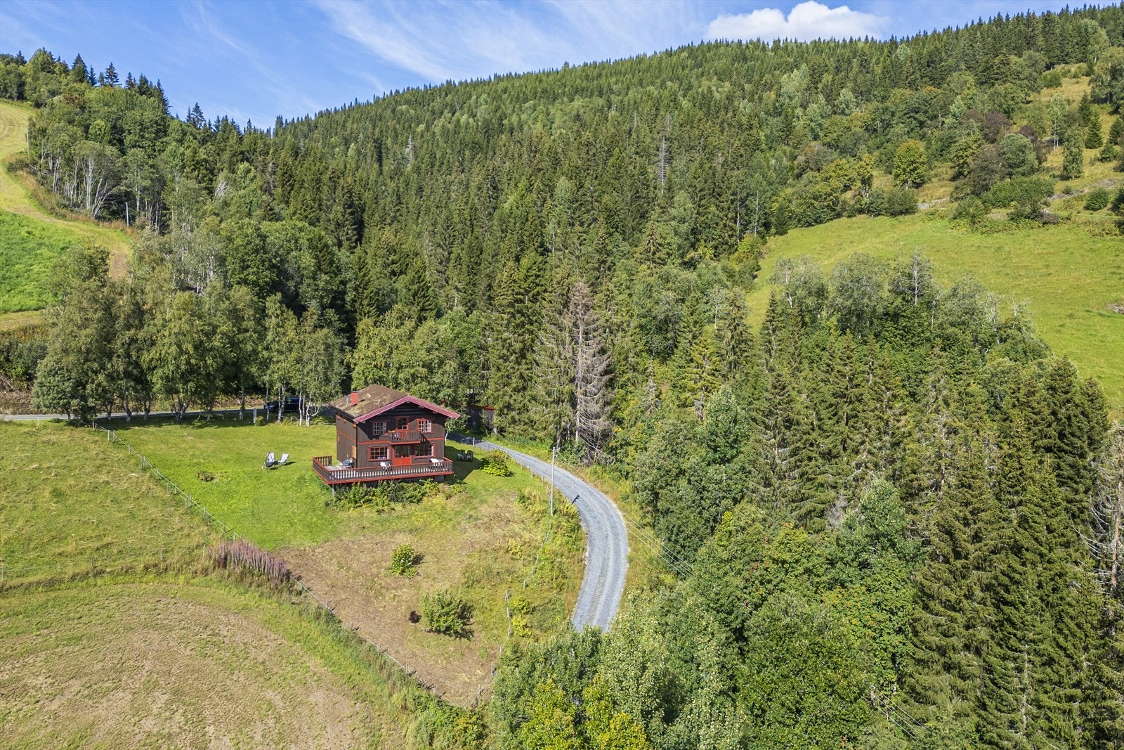 Hytta ligger idyllisk og naturlig til, med skog og vakker natur som nærmeste nabo. Her får du en rolig og tilbaketrukket beliggenhet med naturen tett på, perfekt for å nyte hyttelivet. Galleribilde