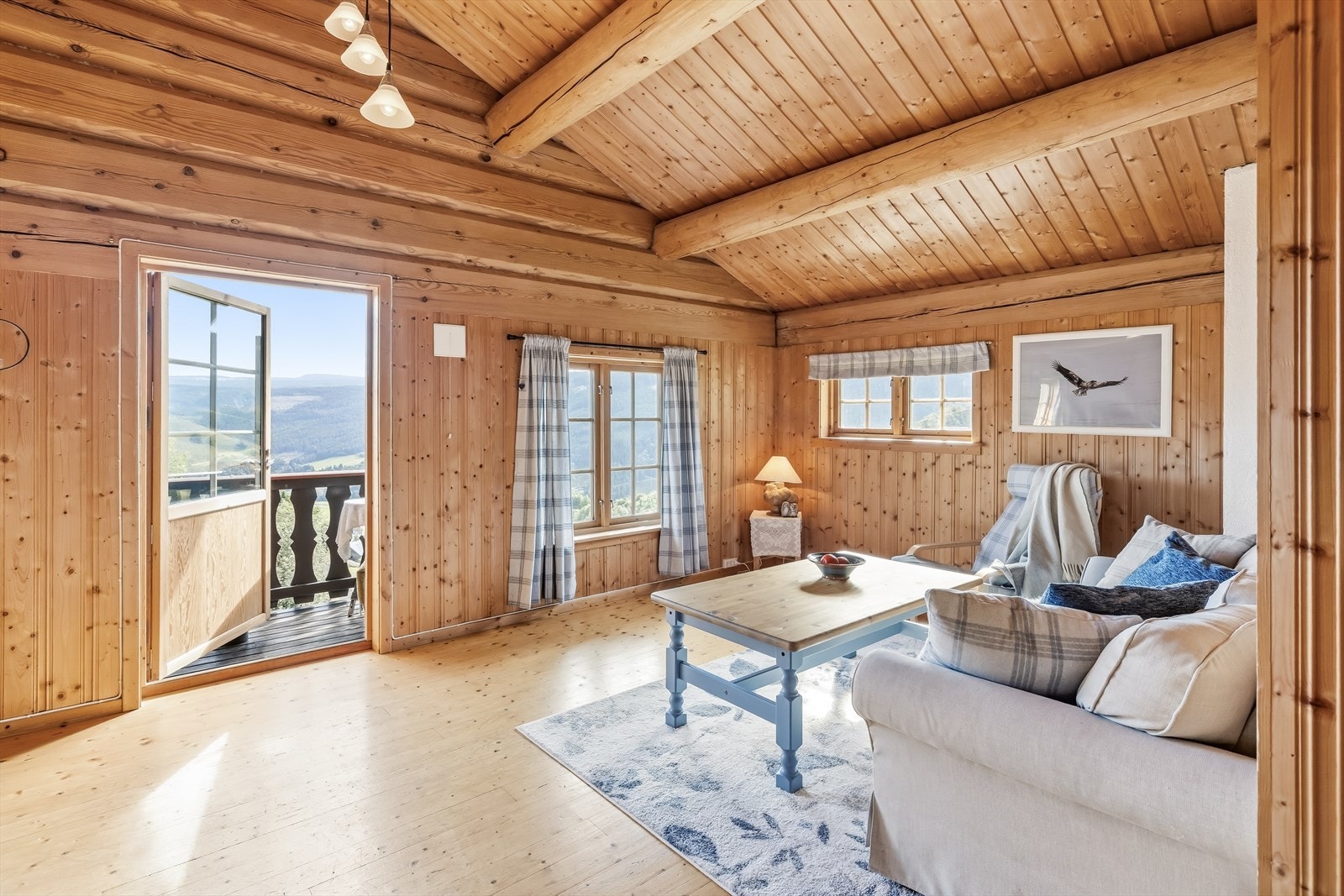 Fra stua i 2. etasje er det utgang til balkongen! Galleribilde