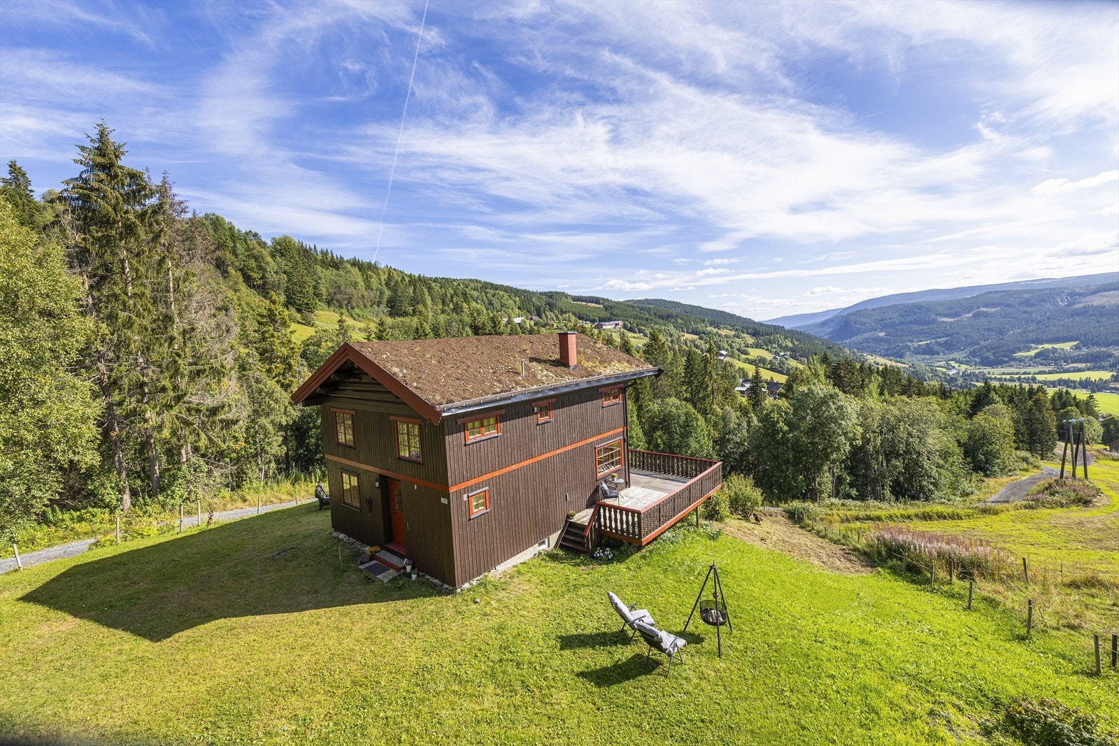En koselig og innholdsrik fritidsbolig med flott beliggenhet i Bødalen, hvor du kan nyte en nydelig utsikt over dalen og de naturskjønne omgivelsene. Galleribilde