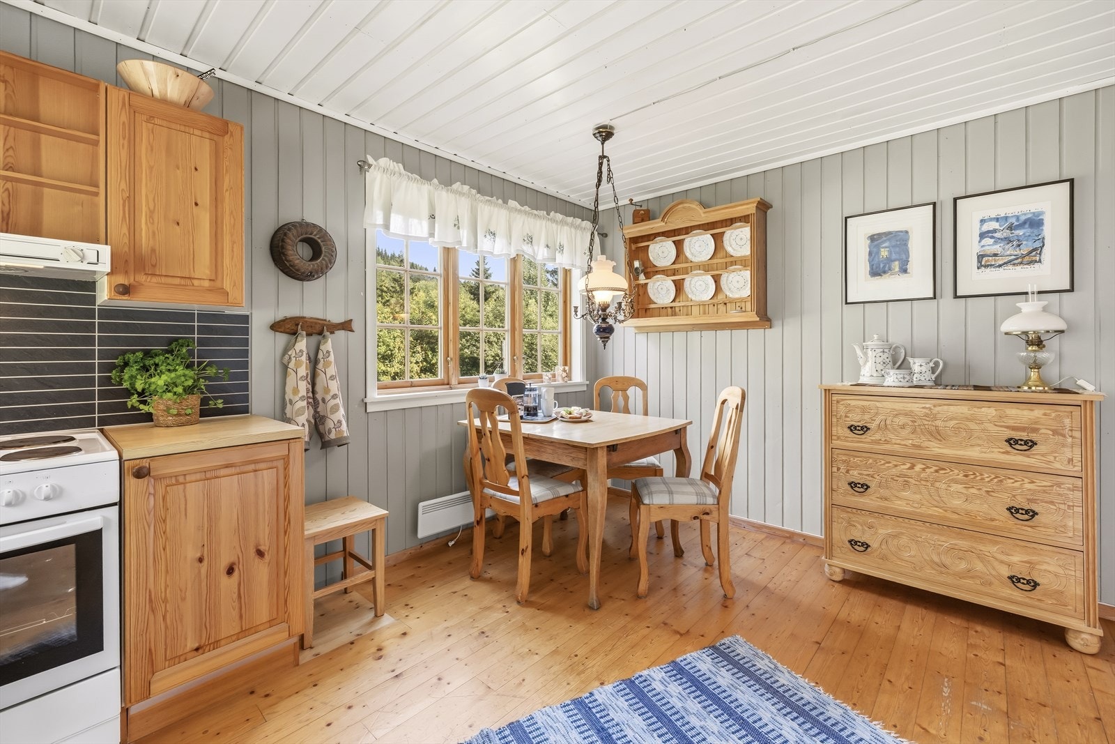Her er det også god plass til et koselig kjøkkenbord, perfekt for rolige frokoster og hyggelige måltider med familie og venner. Galleribilde