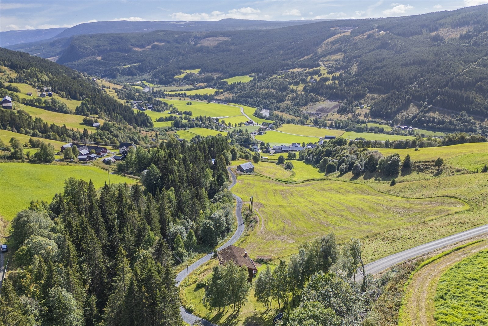 Fra hytta kan du nyte en nydelig utsikt over de landlige omgivelsene og utover dalen. Den flotte utsikten skaper en idyllisk ramme rundt hyttelivet. Galleribilde