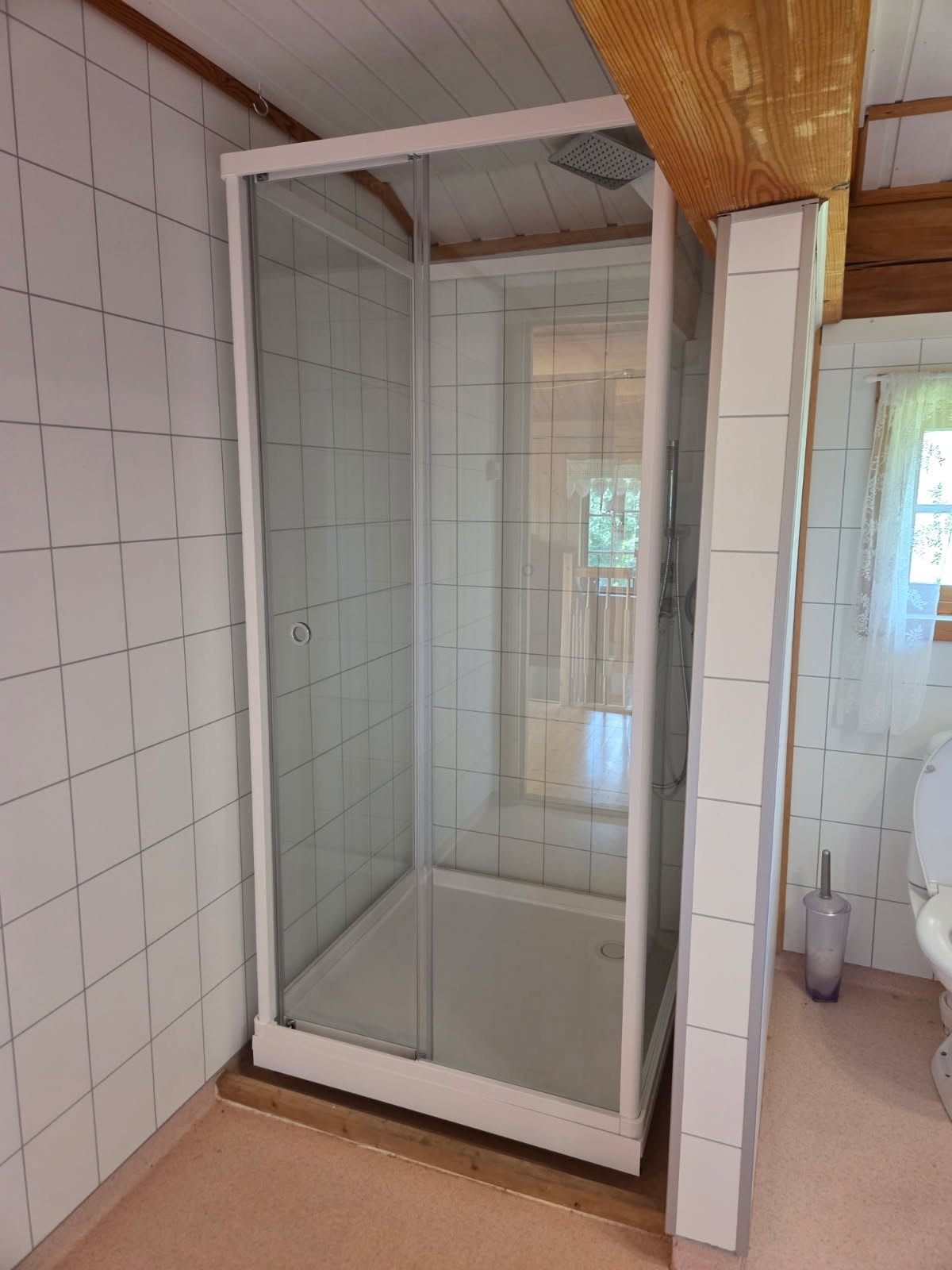 Privat bilde fra selger som viser det nye dusjkabinettet, installert etter fotografering. Galleribilde