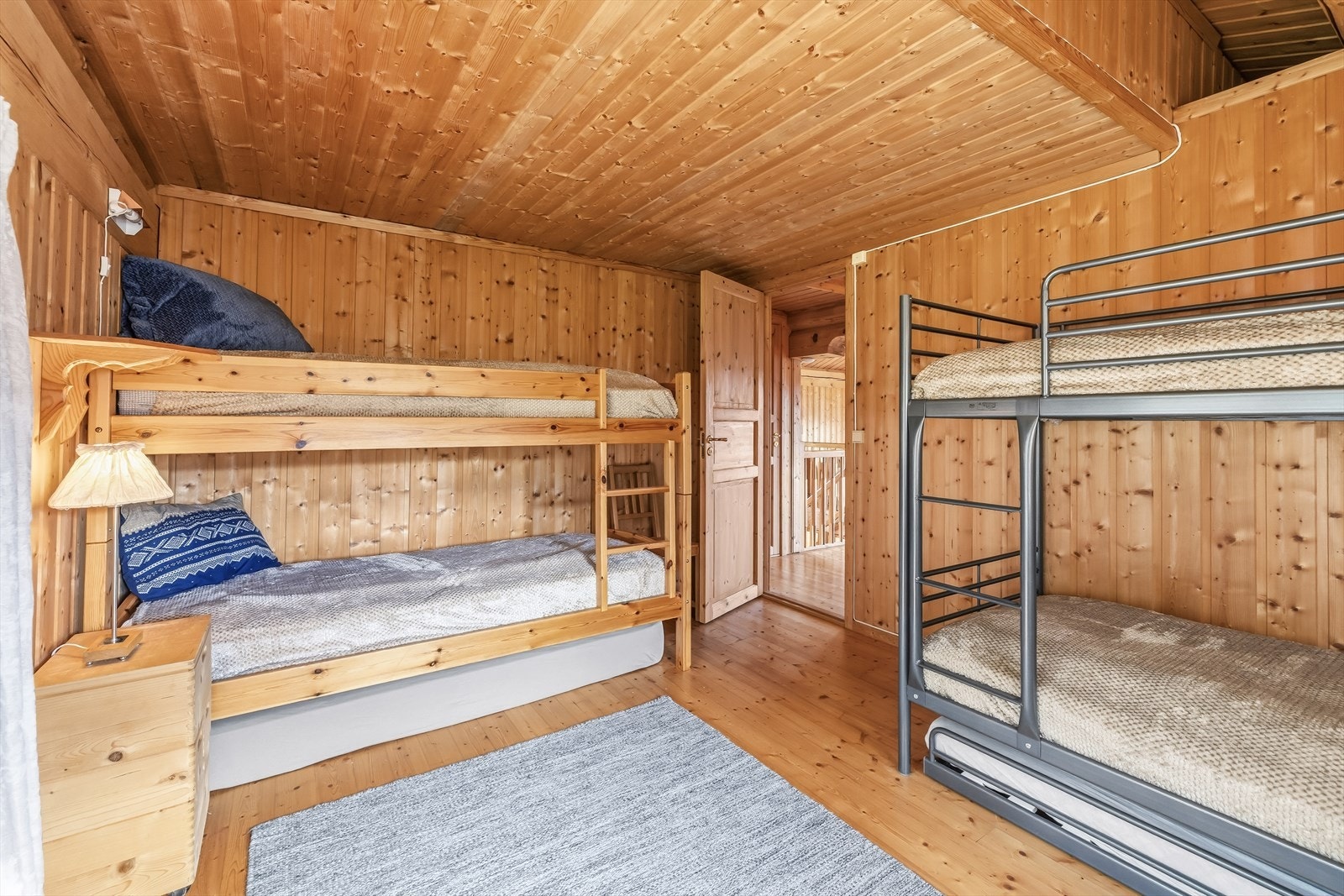 Her er det gode sengeplasser for hele familien, i tillegg til god plass til eventuelle gjester. Dermed ligger alt til rette for hyggelige hytteturer sammen med både familie og venner. Galleribilde