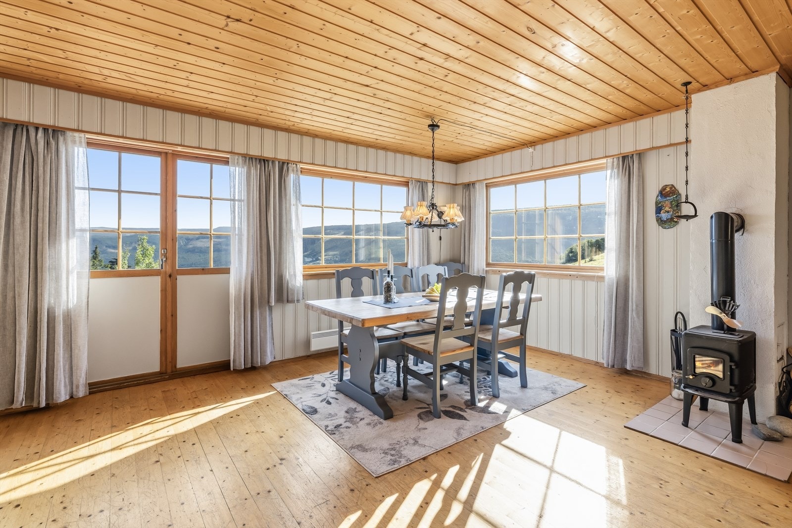 Her er det god plass til både spisebord, en romslig sofagruppe og annet ønsket møblement. Den gode størrelsen gir fleksible møbleringsmuligheter og legger godt til rette for hyggelige måltider, avslapning og sosialt samvær. Galleribilde
