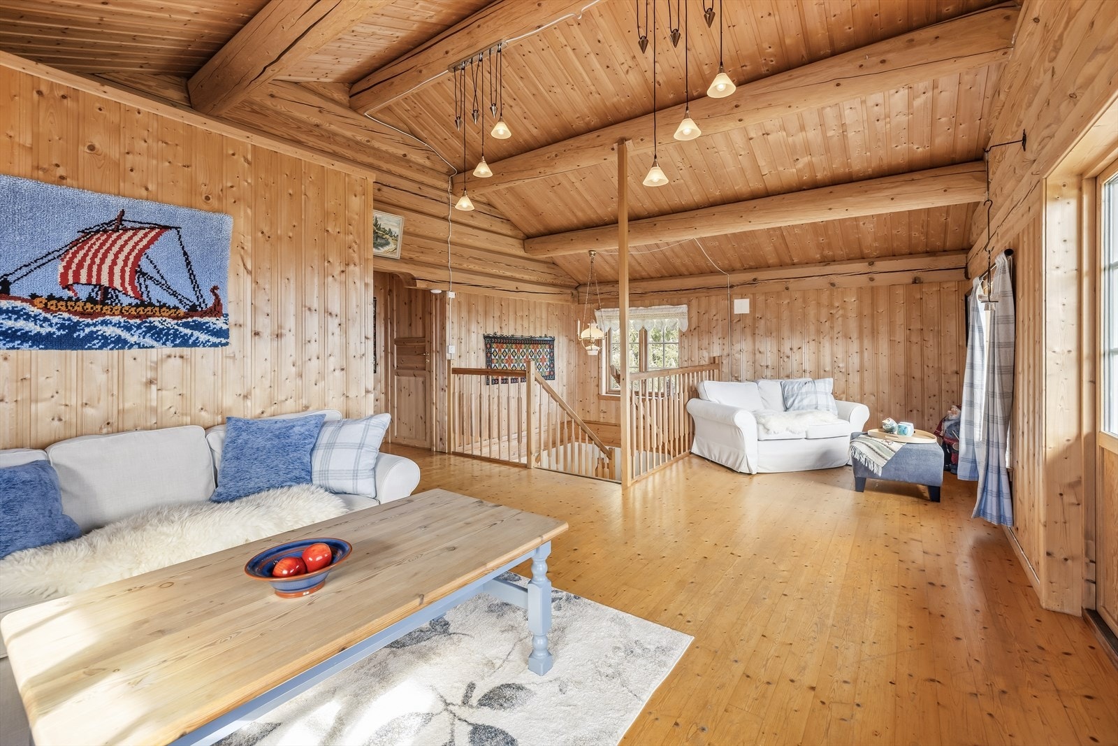 2. etasje fremstår luftig og åpen, og byr på en flott mulighet for en TV-stue med en hyggelig atmosfære og mange gode møbleringsmuligheter. Galleribilde