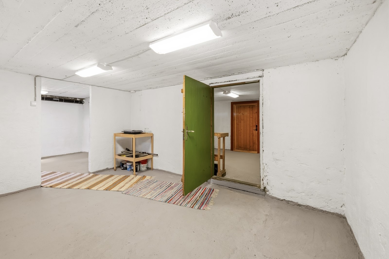 Kjelleren er stor og åpen, og byr på flere rom med gode muligheter for lagring og oppbevaring. Her får du rikelig med plass til sesongutstyr, verktøy og annet som er praktisk å ha lett tilgjengelig, men samtidig ryddig oppbevart. Galleribilde
