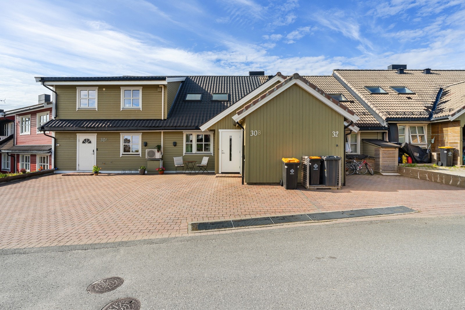 Steinlagt innkjørsel gir det lille ekstra i utseende og utførelse. Kvalitetsstein er av typen Kongsgård rødmix.