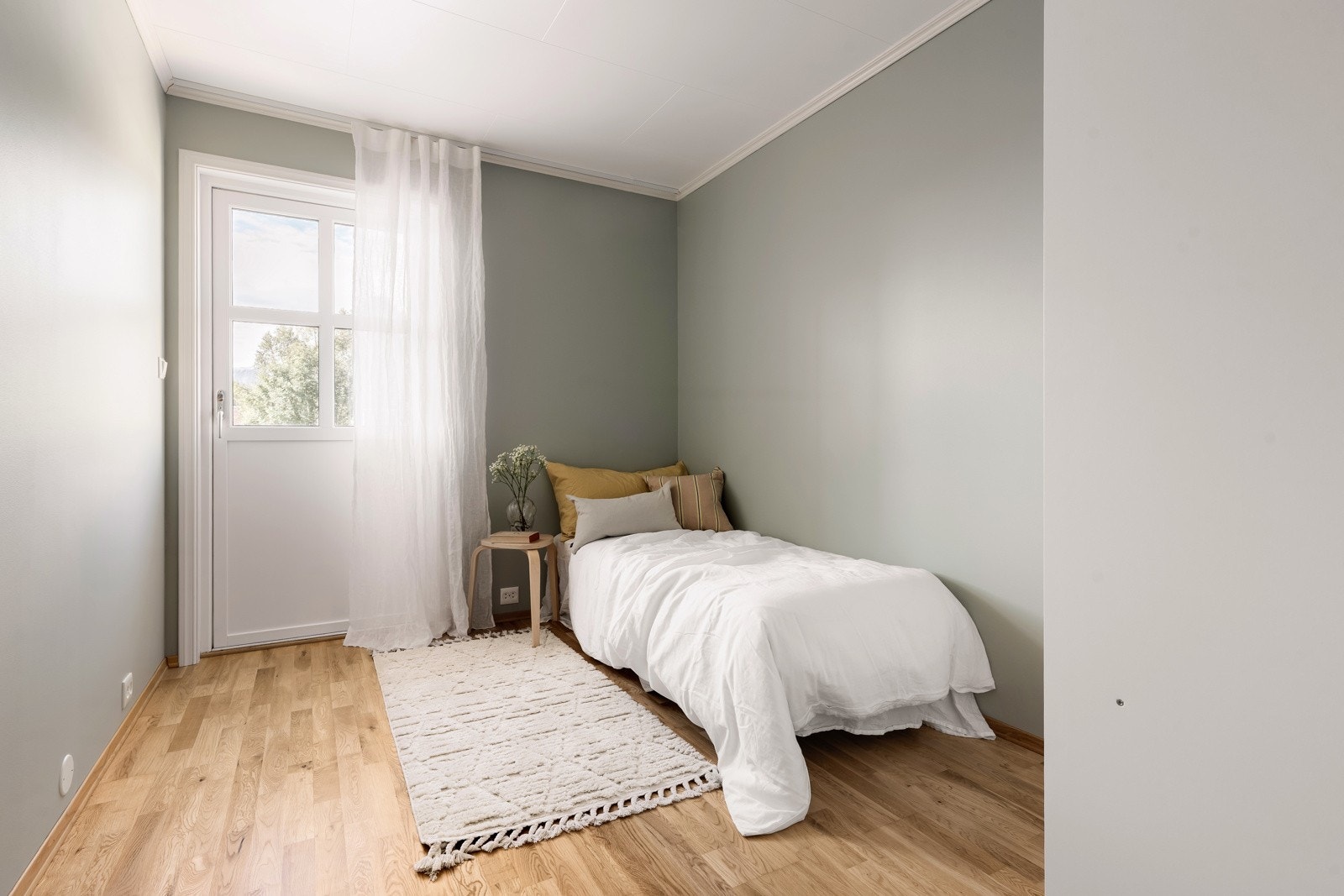 Soverom to har egen utgang til terrassen bak huset.