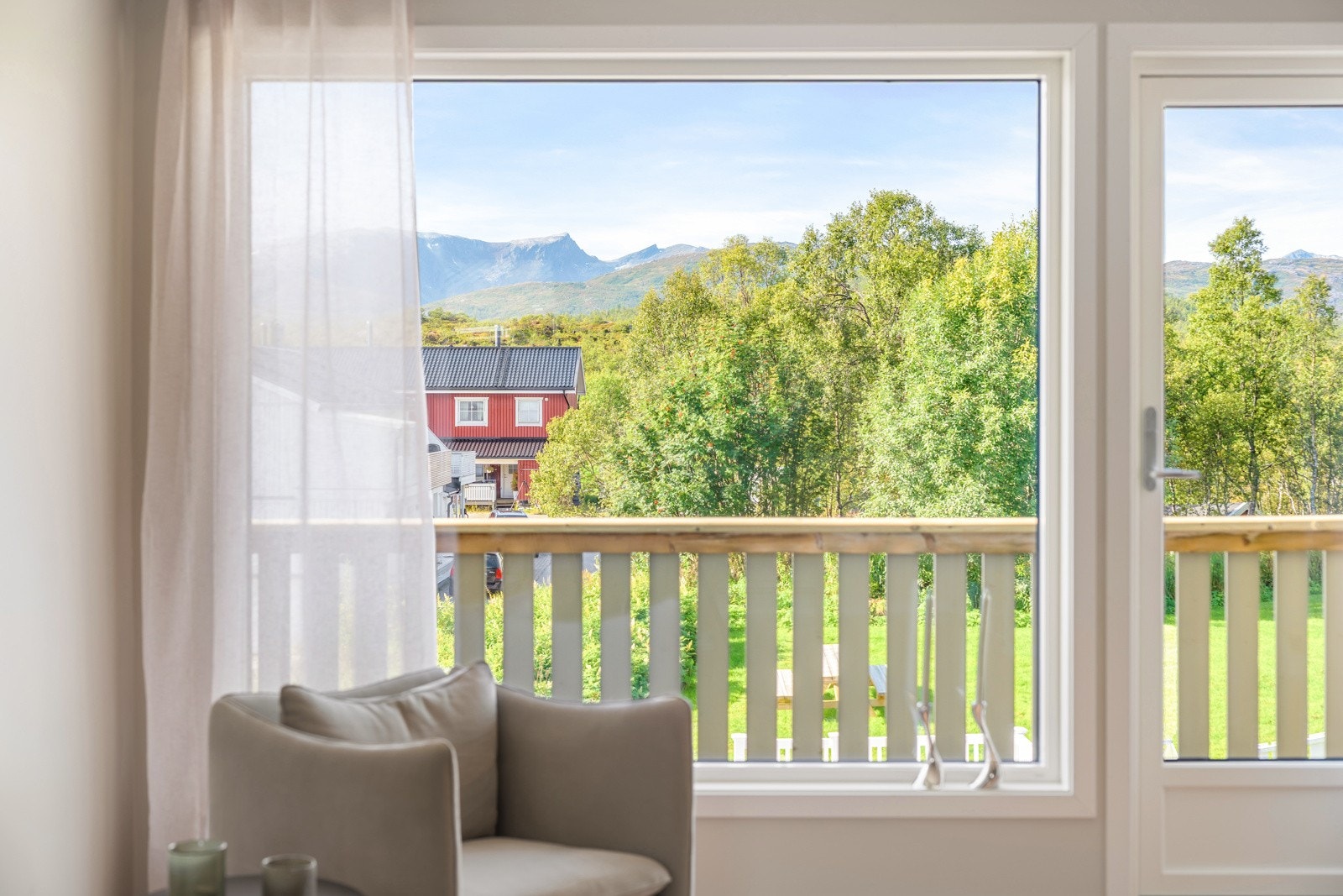 Eier har montert ny skyvedør med glass som sikrer rikelig med lysinnslipp.
