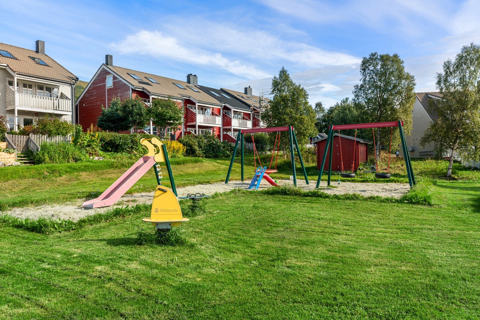 Området har flere lekeplasser og områder hvor ungene fritt kan boltre seg.