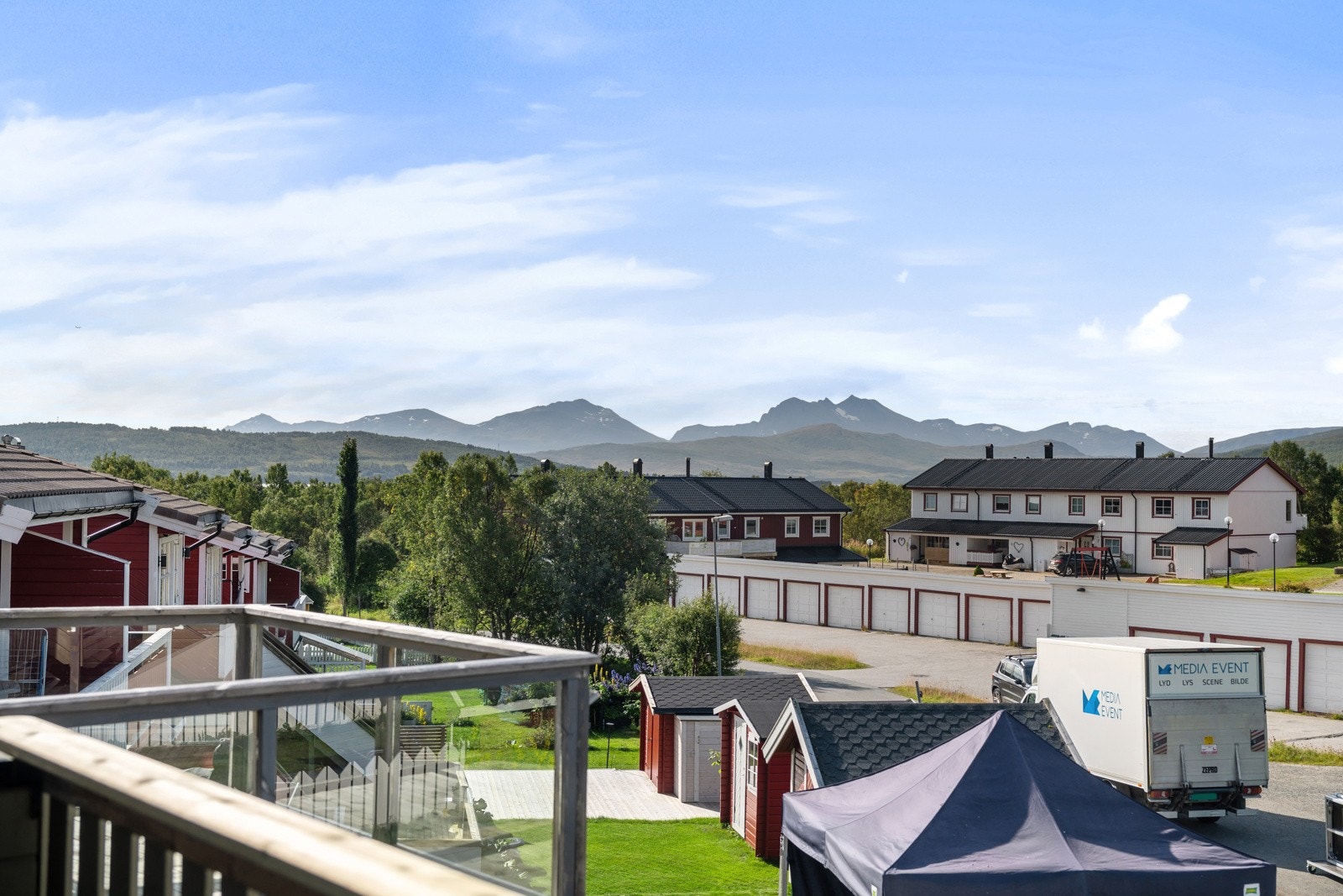 Her bor du nært alt Storelva har å by på med kort vei til dagligvare, barnehage, skole og skistadion.